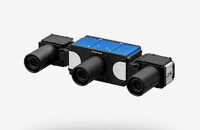 Ensenso XR30 3D-Kamera mit zwei Kameras und einem Projektor mit weißen Beleuchtungsfächen. Die Kameras befinden sich auf einem montierten Gonio-Adapter mit einem Vergenzwinkel, der auf einen festen Punkt ausgerichtet ist.